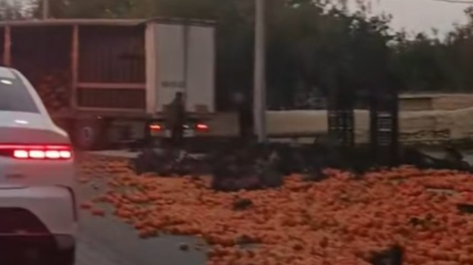 Yük maşınındakı meyvələr yola dağıldı - VİDEO 