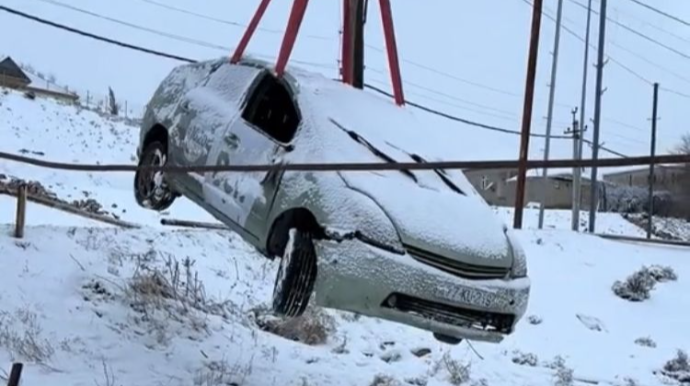 Qarlı yolda sürüşən “Prius” qaz borusuna dəyib dərəyə yuvarlandı    - VİDEO