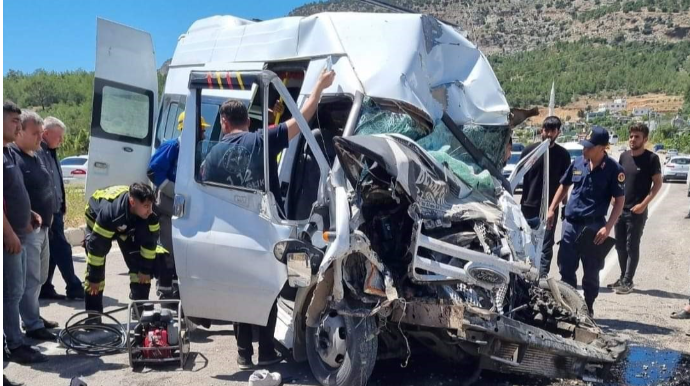 Mikroavtobus avtobusa arxadan çırpıldı:  ölən və xəsarət alanlar var - FOTO 