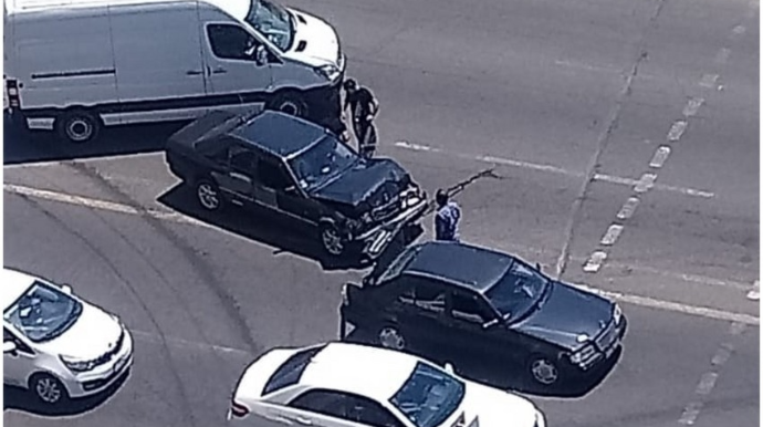 Jurnalistlər binasının qarşısında zəncirvari qəza olub  - FOTO