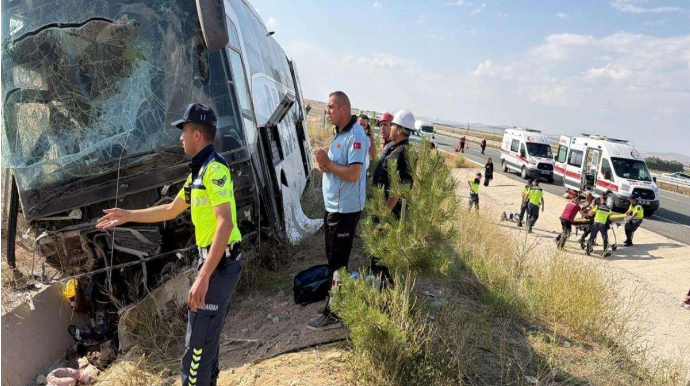 İraqa gedən avtobus qəzaya uğrayıb, 40 nəfər xəsarət alıb