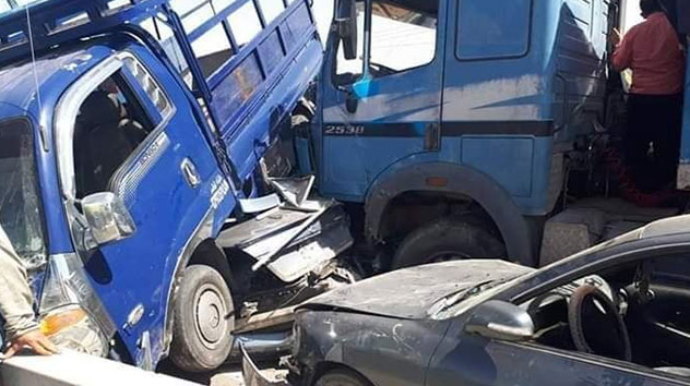 8 maşının iştirakı ilə ağır yol qəzası;  3 ölü, 20 yaralı – FOTO 