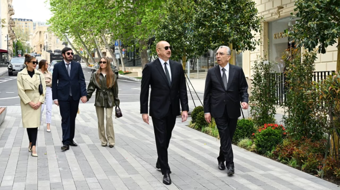 İlham Əliyev ailəsi ilə birlikdə İslam Səfərli küçəsinin açılışında - FOTOLAR 