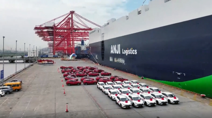 Ekoloji cəhətdən daha təmiz ən iri avtomobildaşıyan gəmisi ilk səfərinə başladı - VİDEO 