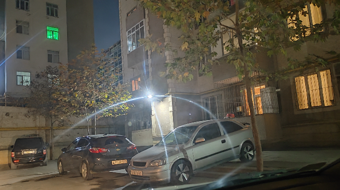 Maşını səkiyə çıxarıb özünə parklanma yeri düzəltdi - FOTO