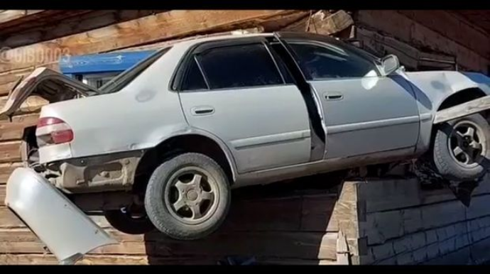 Avtomobil evin divarından keçdi: İki uşaq yaralandı  - VİDEO