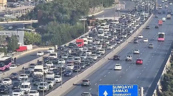 Bakının bir sıra yollarında sıxlıq yaranıb 