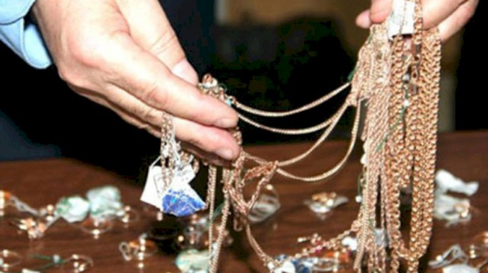 Liftin şaxtasından mənzilə girdi - 13 823 manatlıq oğurluq etdi 