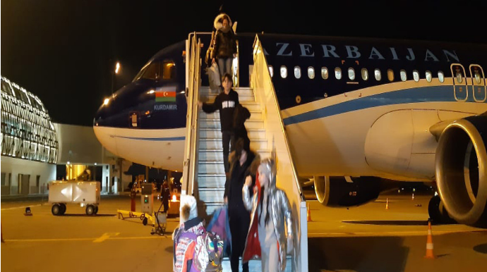 Ukraynadan təxliyə olunan daha 184 Azərbaycan vətəndaşı Bakıya çatıb - FOTO 