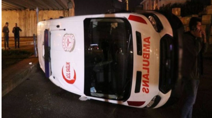 Avtobusla toqquşan təcili yardım maşını aşdı, 3 tibb işçisi... 
