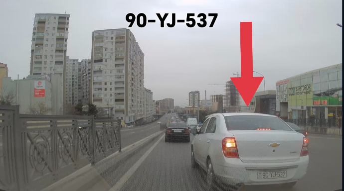 Qanunu "tərsinə" oxuyan sürücü: Dönmə işığını yandırıb sürücülərin üzərinə sürdü - VİDEO