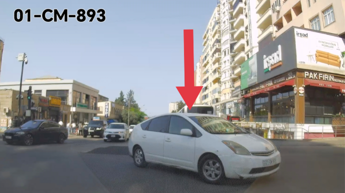 Yolayrıcını birinci keçməyə çalışan sürücü 100 manatlıq qayda pozdu  - VİDEO