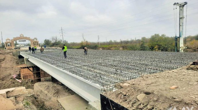 Qudyalçay üzərində inşa olunan yeni körpünün aşırım tirləri montaj olunub - FOTO 