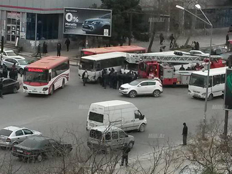 Bakıda sərnişinlə dolu avtobus qəzaya düşdü - FOTO