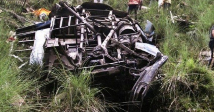 Avtobus dərəyə yuvarlandı: 16 ölü