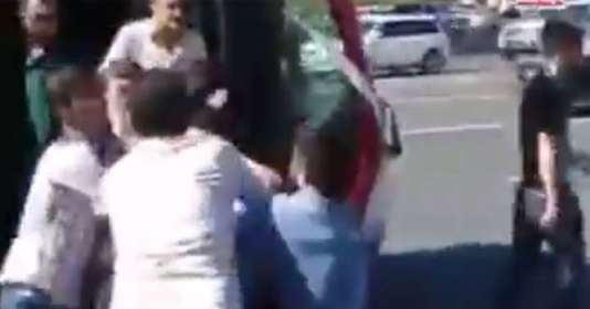 Bakıda avtobus biabırçılığı: sürücülər bir-birini döydülər - VİDEO