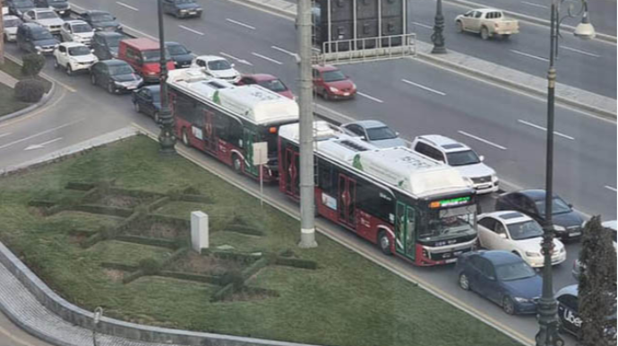 Bakıda yola beton qarışığının tökülməsi tıxac yaratdı  - Foto