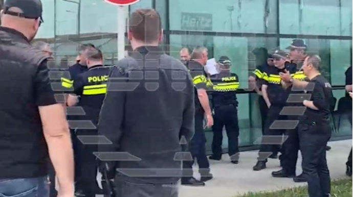 Rusiya təyyarəsi 4 ildən sonra Tbilisidə endi,  etirazlar başladı  - VİDEO