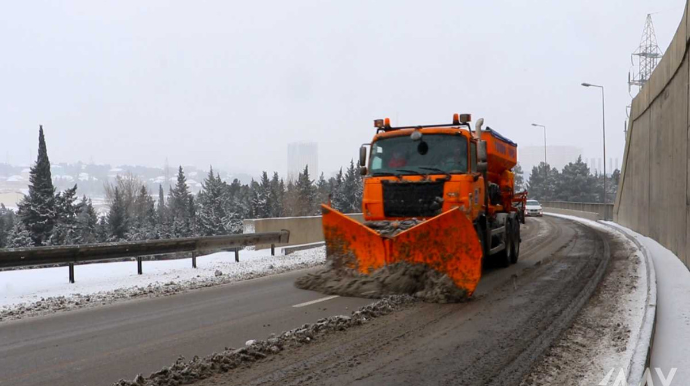 Hava şəraiti ilə əlaqədar yolların təmizlənməsi davam etdirilir - FOTO   - VİDEO