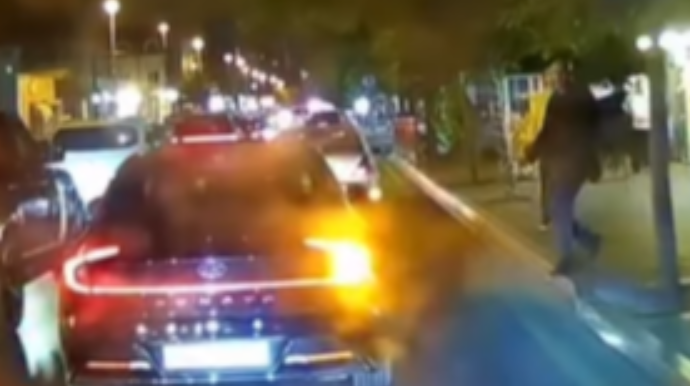 Bakıda piyada özünü avtomobilin altına atdı - VİDEO