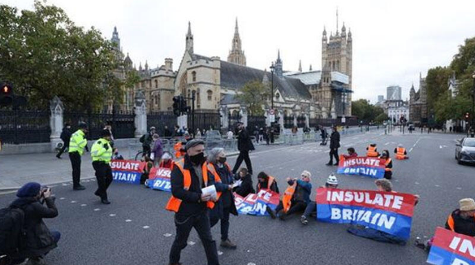 Londonda etirazçılar özlərini asfalta yapışdırdılar - VİDEO 