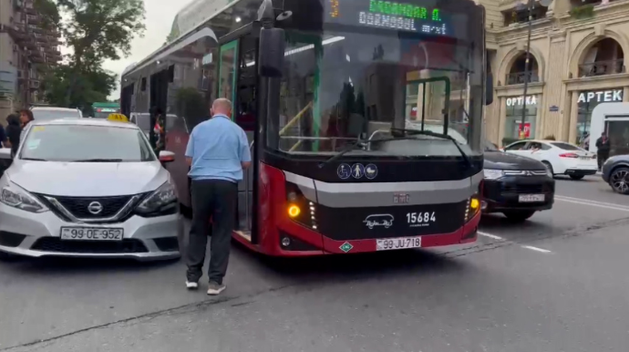Prospektdə “BakuBus” avtobusu ilə taksi toqquşdu, sərnişinlər düşürüldü - VİDEO