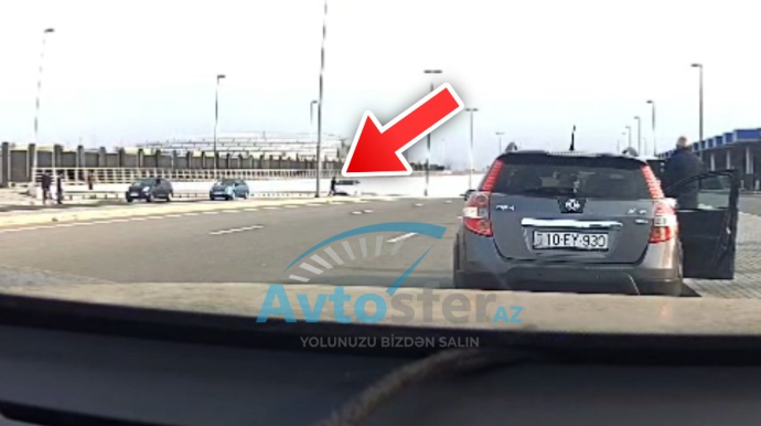 Yolu necə gəldi keçən piyada maşına çırpıldı, sürücü ilə mübahisə etdi - ANBAAN VİDEO