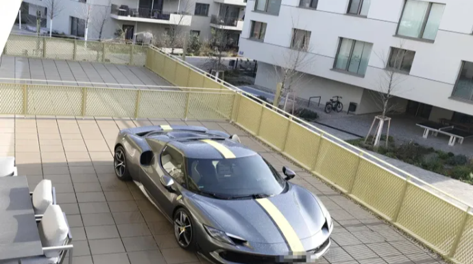 Unikal qış dayanacağı: “Ferrari”ni eyvana çıxartdı