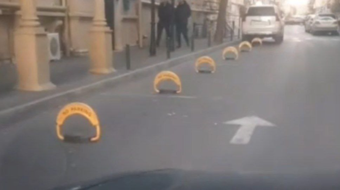 Şəhərin mərkəzində parklanma yerini zəbt etdilər - Sürücülər narazılıq edir - VİDEO