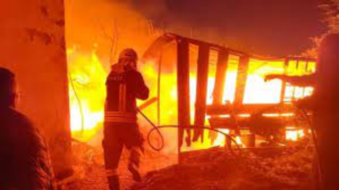 Sumqayıtda ev yanıb