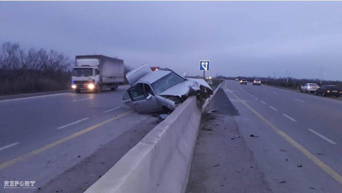 Kürdəmirdə Mercedes beton lövhəyə çırpıldı: 2 yaralı - FOTO
