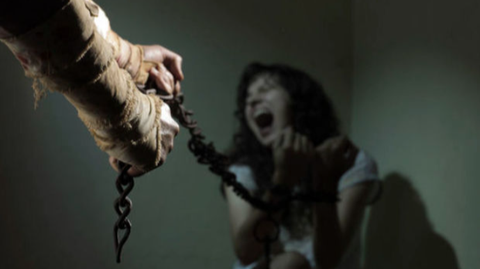 Bərdədə şok olay: Qadın evində saxladığı kişi ilə qızını zəncirlədi - TƏFƏRRÜA 