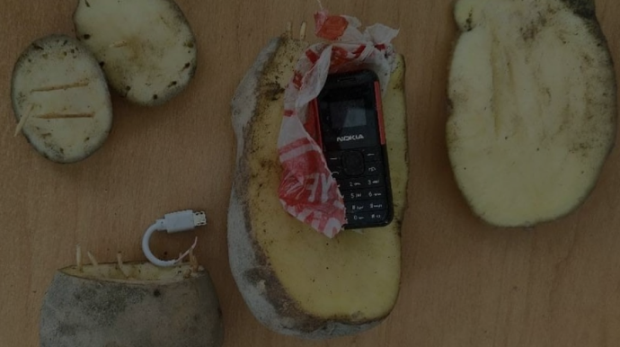 Həbsxanaya kartofun içərisində telefon keçirmək istədi 