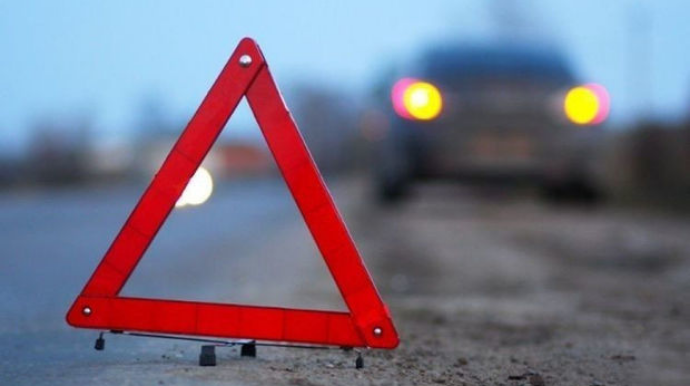 На дороге Баку - Губа столкнулись микроавтобус и легковушка: есть погибший и раненые