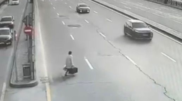 В Баку автомобиль сбил женщину, переходившую дорогу в неположенном месте - ВИДЕО 