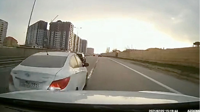 Sükan arxasında sərnişinlə mübahisə edən qadın qəza törətdi    - REAL VİDEO