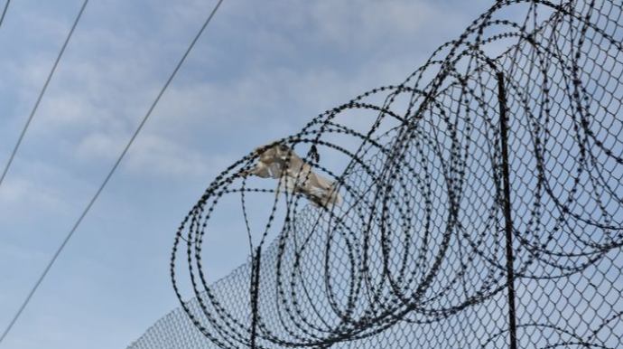 Məhbus təcridxanada özünə mismarla xəsarət yetirib - Gəncədə 