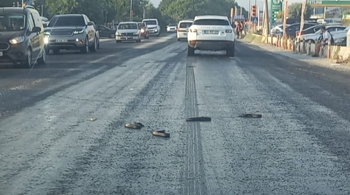 İstilər səbəbindən başmaqlar asfalta yapışdı - VİDEO 