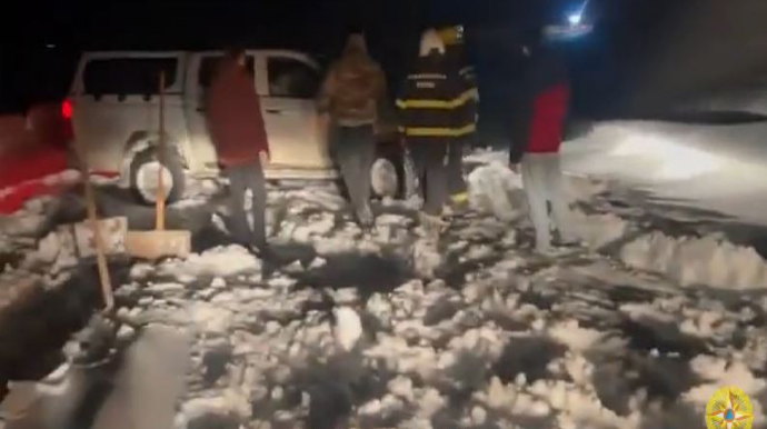 Buzlu yollarda maşınlarında köməksiz qalan şəxslər xilas edildi - VİDEO 