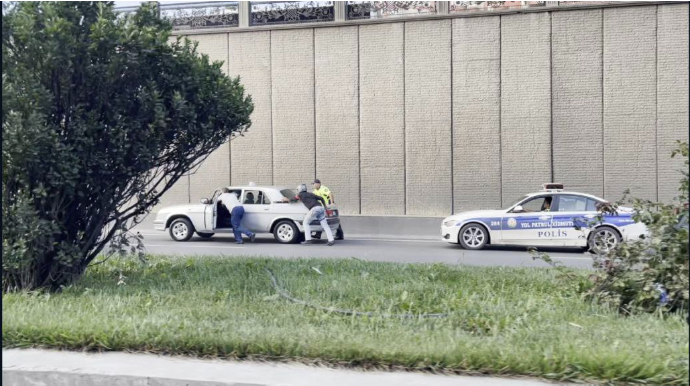 Bakıda yol polisi əməkdaşları təhlükədə qalan sürücüyə kömək etdilər  - VİDEO