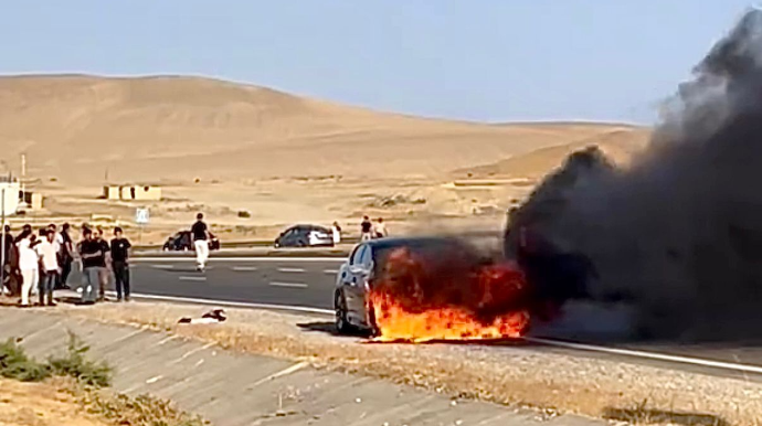 Bakı-Şamaxı yolunda faciə: Sərnişin sükan arxasında öldü, avtomobil külə döndü - VİDEO