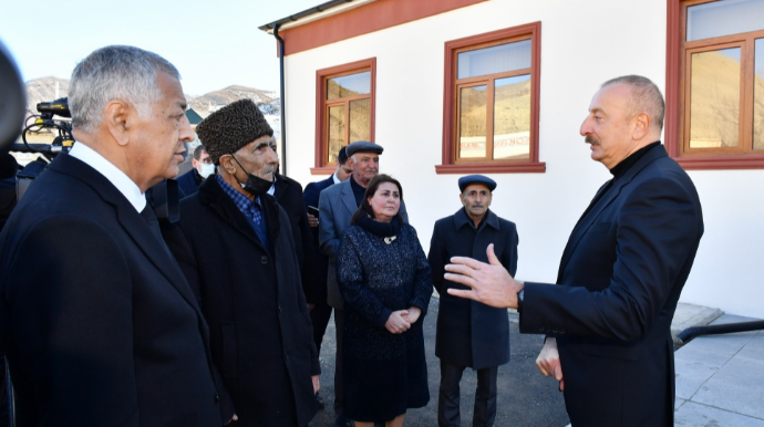 Prezident və ailəsinin sakinlərlə səmimi görüşü - FOTO 