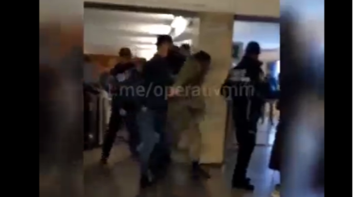 Metroda özünü yandırmaq istəyən gənc qazi imiş? - VİDEO YAYILDI 