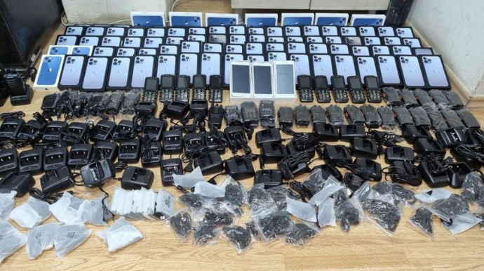 Azərbaycan gömrükçüləri mobil telefon və aksesuarlarını müsadirə edib  - FOTO