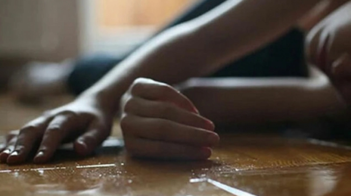 Ağcabədidə ailə faciəsi: Qardaş bacısını bıçaqlamaqda şübhəli bilinir - VİDEO