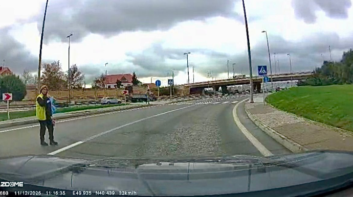 Yolda işləyən qadın piyada keçidinin yaxınlığından keçərək təhlükə yaratdı - VİDEO