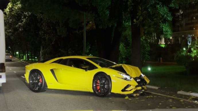 Rafaelin "Lamborghini"si ağaca çırpıldı   - FOTO