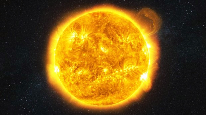 На Солнце заметили огромный объект