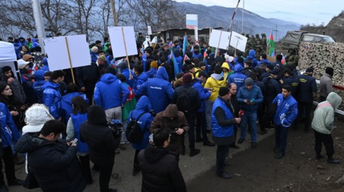 Şuşa-Xankəndi yolunda etiraz aksiyası iştirakçılarının sayı artır 