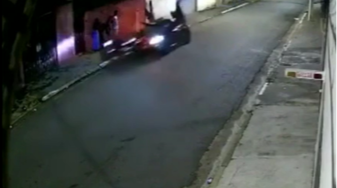 Sürücü motosikletdəki iki nəfəri vurub göyə "uçurdu"  - VİDEO